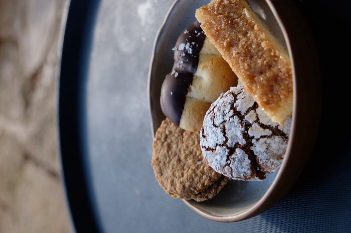 Assortiment de biscuits maison de tablée sud : sablé aux flocons, sablé au chocolat et sel, biscuit craquelé et bâtonnet au sucre