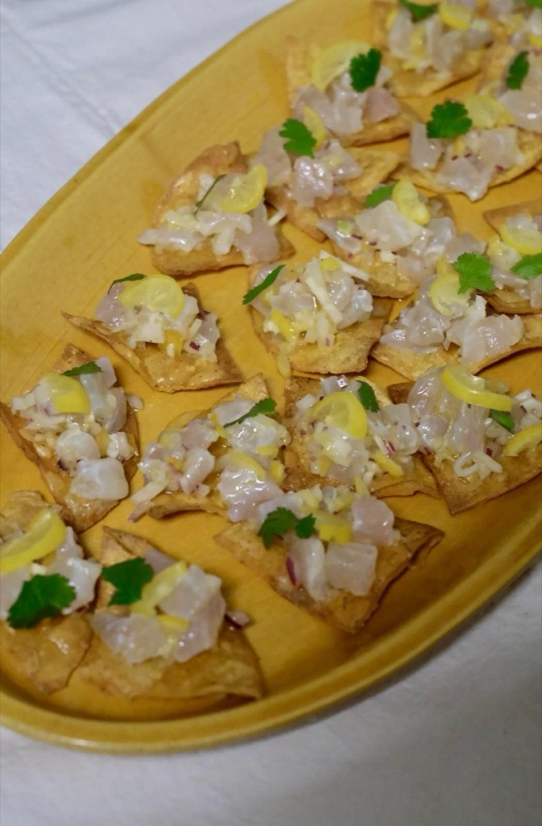 Bouchées apéritives de tablée sud : tartare de poisson, oignon rouge, citron et coriandre sur triangles croustillants