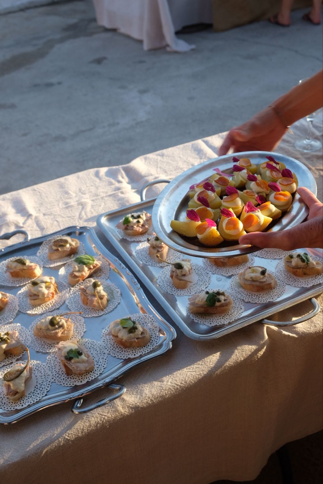 Plateaux argentés de bouchées de tablée sud, présentés à la main lors d’un cocktail